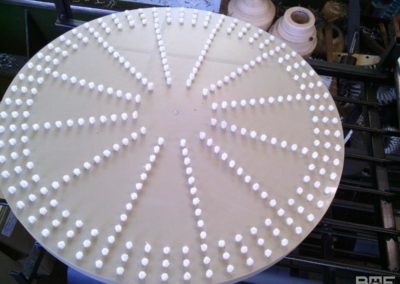 Brosse plateau sur mesure utilisée pour le brossage des meules de fromage dans l'industrie fromagère.